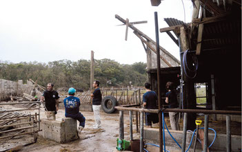被害にあった牛舎。30㍍の屋根が吹き飛ばされた=8日午後、大浜