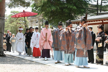 神前結婚式 雅楽の生演奏 巫女の神楽舞 花嫁行列 秋の高山祭 は飛騨高山の桜山八幡宮の例祭 高山祭屋台会館では実物の祭屋台を展示 神前結婚式 安産 初宮 七五三詣などに巫女が神楽舞します 参集殿では披露宴 小宴会を承ります 神前結婚式 雅楽の生演奏 巫女の神楽舞 花嫁行列 秋の高山祭 は飛騨高山の桜山八幡宮の例祭 高山祭屋台会館では実物の祭屋台を展示 神前結婚式 安産 初宮 七五三詣などに巫女が神楽舞します 参集殿では披露宴 小宴会を承ります