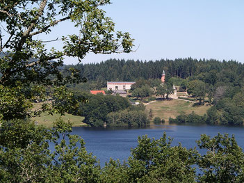 CIAP île Vassivière Beaumont-du-Lac art contemporain paysage atelier pratique artistique créatif scolaire animation patrimoine visite guidée jeune public pédagogique Pays Monts et Barrages