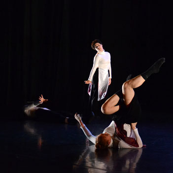 Choreografie von Ortrun Stanzel, Berlin, zeitgenössischer Bühnentanz, professionelle Tanzausbildung, Student*innen, Abschlussperformance