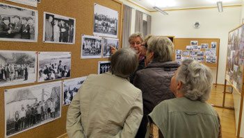 Bilderausstellung im Flehinger Bahnhof vom Okt 2014. Der Heimatkreis hat bisher in unseren drei Ortsteilen schon zahlreiche solcher Veranstaltungen organisiert. Aber sind sie im „Zeitalter der Selfies“ noch modern und zeitgemäß?