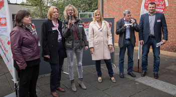 „Auf `ne Currywurst“ zum Zuhören und Diskutieren bereit: Dr. Birgit Beisheim, Bärbel Bas, Pressesprecherin Claudia Weiß, Petra Vogt, Thomas Krützberg, Oliver Alefs. (Foto: Caritas / Achim Pohl)