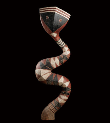 蛇の頭上面「バンソニイ」　 ギニア　バガ　木に着彩 高さ1882mm