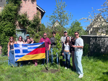 Beim Freizeithaus pflanzte die Gruppe einen Austausch-Baum, der künftig genauso wächst und Früchte trägt, wie der Austausch selbst. Fotos: SJR