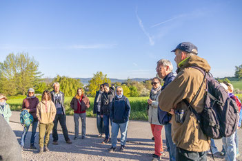 Los ging es am oberen Friedhofsparkplatz (Foto: H. Budig)
