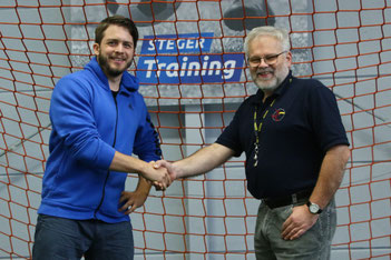 Gelungener Auftakt einer möglicherweise engeren Zusammenarbeit: Dejan Steger, Geschäftsführer der Petershausener Indoor Soccer Five Arena mit Robert Schröder, 1. Vorstand des ausrichtenden Fördervereins