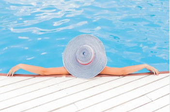 Un chapeau, simple et efficace au soleil... (Photo:Pexels)