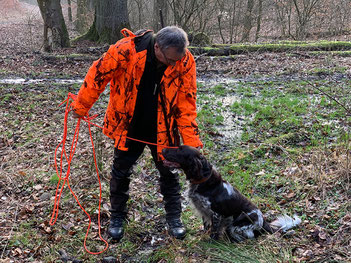 Nicht jede Person ist bei der Jagd versichert. Jagdgäste, Begehungsscheininhaber und Schweißhundeführer sind es regelmäßig nicht.  Foto: SVLFG