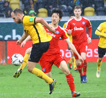 Dresdens Rico Benatelli vor Jae Sung Lee im Spiel gegen Holstein Kiel - Foto: pin