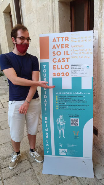 Un sexy Piero ci mostra il tour del castello