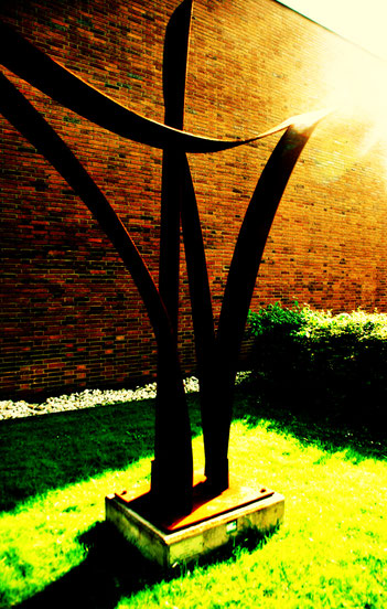Das Kreuz vor der Andreaskirche // Foto: Angie Ulrich