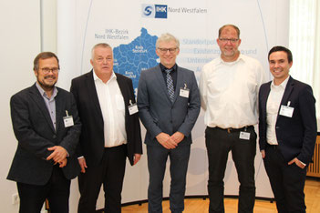 (v.l.): Michael Schramek (Geschäftsführer EcoLibro GmbH, Troisdorf), Dr. Matthias Eickhoff (Vorstand AMEVIDA SE, Gelsenkirchen), Stadtbaurat Martin Harter (Stadt Gelsenkirchen), Claudius Hasenau (Geschäftsführer Ambulante Pflegedienste Gelsenkirch
