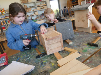 Kinder bauen Nistkästen