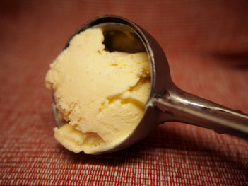 gelbes Eis in einem Eislöffel