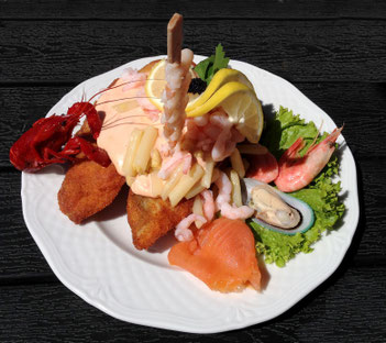 Teller mit verschiedensten Fischteilen und Meeresfrüchten