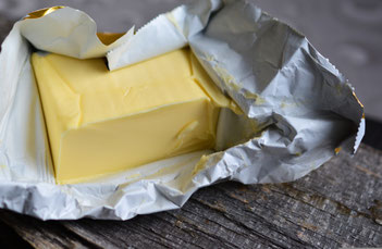 Butter in einer offenen Verpackung