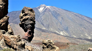 Roque Cinchado mit dem Gipfel des Teide im Hintergrund