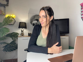 Émilie, fondatrice de l’École de Secrétariat d’Émilie, secrétaire indépendante depuis 2010, travaillant à son bureau avec un ordinateur portable.