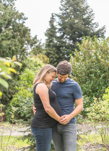 Babybauchfoto im Grünen