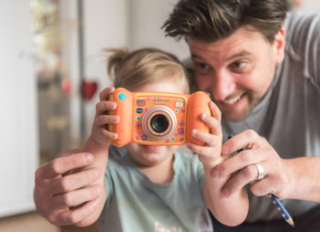 Babyfotos zu Hause - Papa und Tochter hinter der Kamera