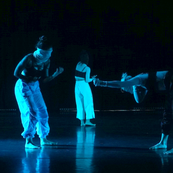 Choreografie von Ortrun Stanzel, Berlin, zeitgenössischer Bühnentanz, professionelle Tanzausbildung, Student*innen, Abschlussperformance