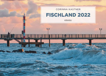 Fischland Kalender 2022 Corinna Kastner Ostsee Schauplatz Krimi Wustrow Barnstorf Bodden Boote Strand Seebrücke Häuser Hafen