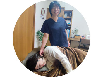 頭痛の女性が整体の施術を受けている様子（犬山わらべ整体院）