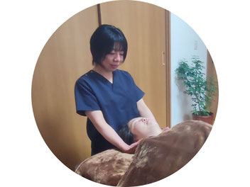 女性の頭痛の原因がどこにあるか検査をしている様子（犬山わらべ整体院）