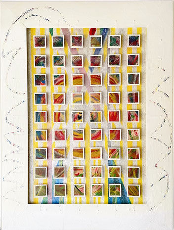 Installation „DAS RIFF / WERK 54 / WELT IM WANDEL“ mit 54 farbigen Täfelchen vor hellem Hintergrund. Symbolisiert Korallenvielfalt und Korallenbleiche. Ausdrucksstarkes Kunstwerk zur Veränderung der Meere durch Umweltzerstörung.