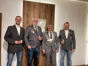 Bürgermeister Motschenbacher mit Schützenkönig Sigle und 1. Ritter Rothwein und 2. Ritter Schnabel