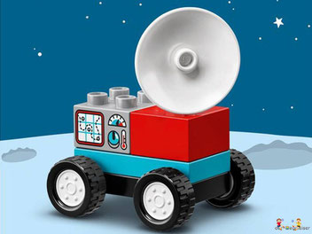 Die Besonderheiten im Lego Paket 10944 ist ein Buggy mit Rädern und Radarschüssel.