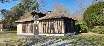 Vue de la ferme landaise.