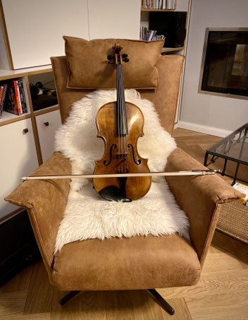 Marie plays a (rather large) viola made by German luthier Bernd Hiller in 2016 and featuring a lid made from a tree cut down in 1644!