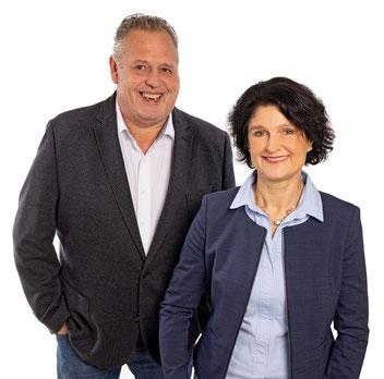 Die rv17-Reiseschutz-Experten Peter Schauf und Ina Graffenberger kümmern sich um die Klassenfahrt-Versicherung