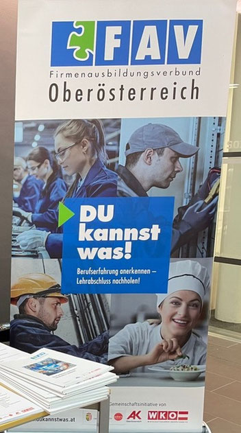 Roll-Up mit Projektlogo „Du kannst was!" und Infomaterial