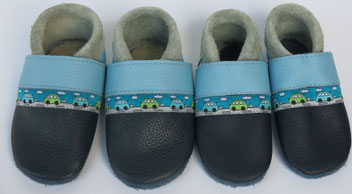 Krabbelschuhe in den unterschiedlichen Breiten.  Ob breite Füße oder schmale, wir nähen nach Maß, sonst wird in der mittleren Breite genäht