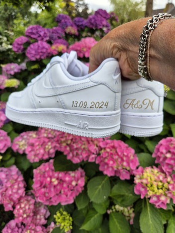 nikesm,et gouden monogrammen initialen en trouwdatum geschilderd, gepimpte sneakertjes.
