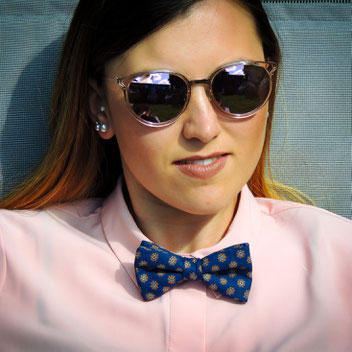 Klassische blaue Fliege für Damen am Kragen der Bluse befestigt