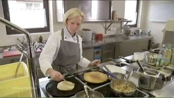 Bild von Christine Luckhardt beim Ofenplatzbacken aus einem hr-Beitrag über den Gasthof "Zum Hohen Lohr" in Battenhausen; landschaftlich schön gelegen im Naturpark Kellerwald-Edersee in der nordhessischen Grimmheimat