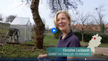 Christine Luckhardt in ihrem Gemüsegarten für einen hr-Beitrag