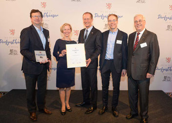 Preisverleihung "Die 50 besten Dorfgasthäuser in Hessen 2019" mit Christine und Jörg Luckhardt vom Gasthof "Zum Hohen Lohr" in Battenhausen; landschaftlich schön gelegen im Naturpark Kellerwald-Edersee in der nordhessischen Grimmheimat