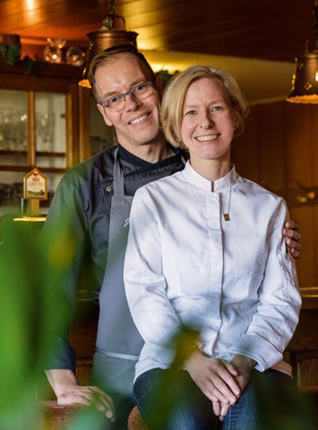 Christine und Jörg Luckhardt, Inhaber des Gasthof "Zum Hohen Lohr" in Battenhausen im Naturpark Kellerwald-Edersee in der nordhessischen Grimmheimat 