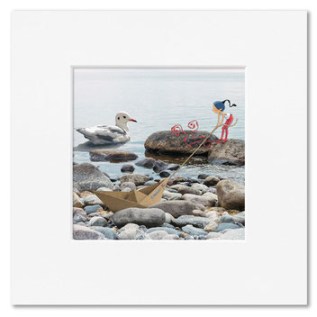 Timeliot est sur les galets et tire son bateau en papier en regardant une mouette