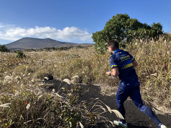 三原山（中央奥）のカルデラは、選手に魅力的な光景と挑戦的なテレインを提供した。