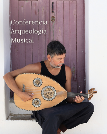 Emilio Villalba tocando el laúd andalusí 