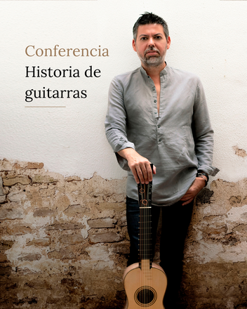 Emilio Villalba tocando la guitarra en concierto con varios instrumentos históricos 
