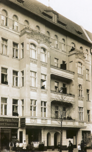 Historisches Foto aus dem Jahr 1906: eines der Häuser die Erich Bowien, der Vater von Erwin Bowien,  in Berlin gebaut hat (damals Kirchplatz. 6, jetzt Gierkeplatz in Berlin Charlottenburg)   