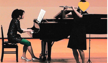 2016年4月に平塚中央公民館で行われた永井ピアノ教室発表会でのフルートと永井美果によるピアノ伴奏の写真