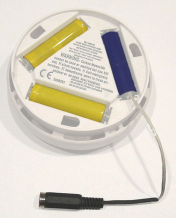 AA Batterie Netzteil Adapter in einem Brandmelder Feuermelder