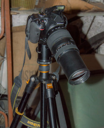 La reflex posizionata sul cavalletto con montato un Tamron 70-300 mm.